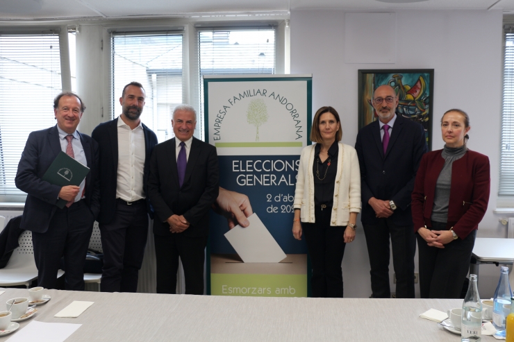 El candidat a cap de Govern, Josep Maria Cabanes, amb els membres de l'executiva de l'EFA.